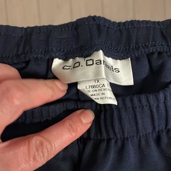 C. D. DANIELS NAVY PULL ON CAPRIS PANTS.  NEW WITH TAGS.   STRETCH - Picture 3 of 8